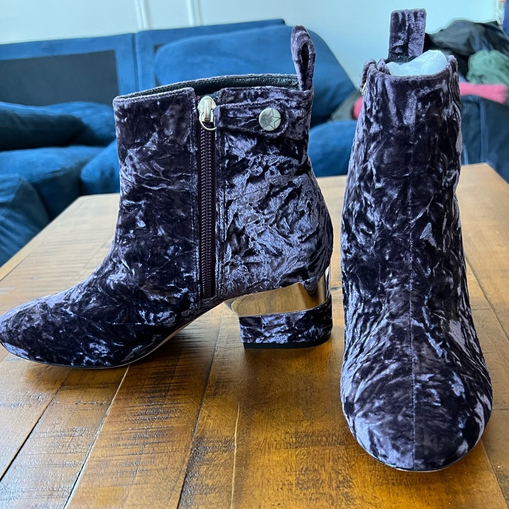 Isa Tapia HARDY boots in Fog